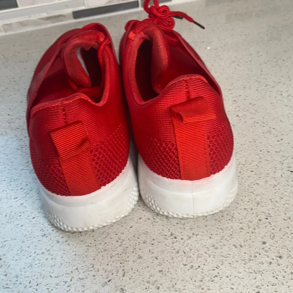 Stunning women’s red running shoe. Size 8/9 - Picture 3 of 5